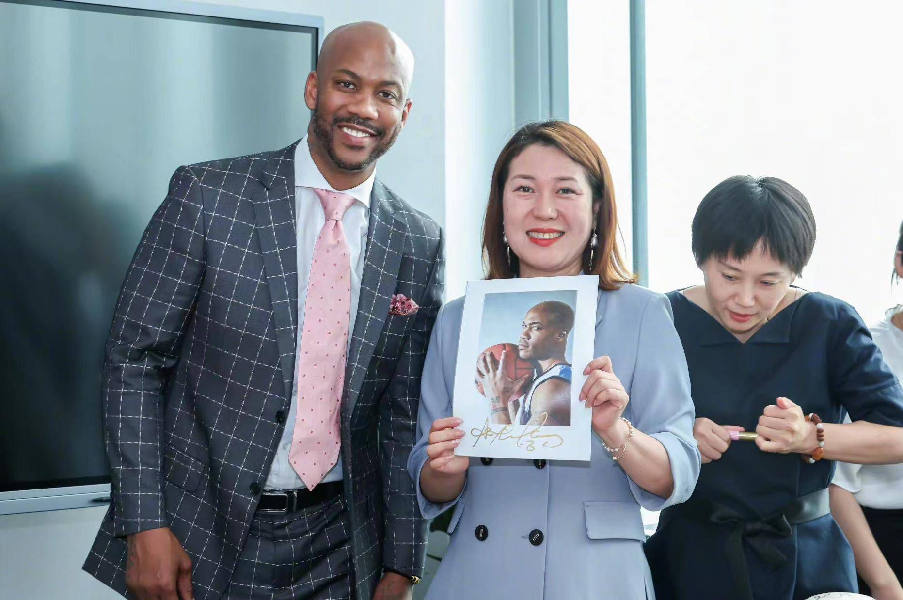 阿勇不提苦和累，只是坚定地告诉孩子“今天你帮了别人，明天别人也会帮你”的朴素道理